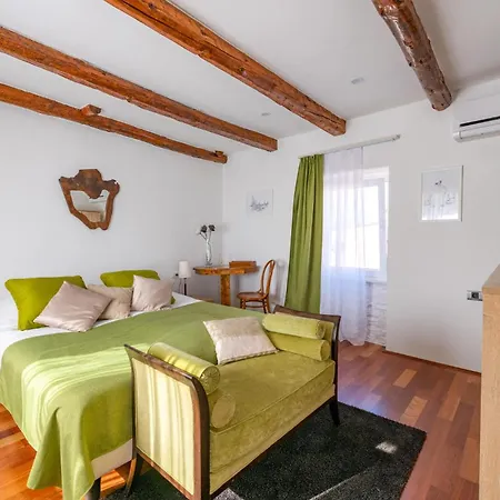 Amazing In Barban With Outdoor Swimming Pool, Wifi&2 Bedrooms Vakantiehuis Juricev Kal