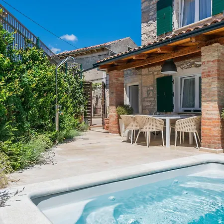 Amazing In Barban With Outdoor Swimming Pool, Wifi&2 Bedrooms * Juricev Kal