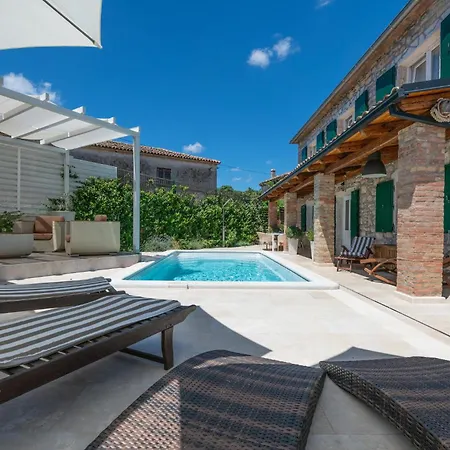 Amazing In Barban With Outdoor Swimming Pool, Wifi&2 Bedrooms Vakantiehuis Juricev Kal