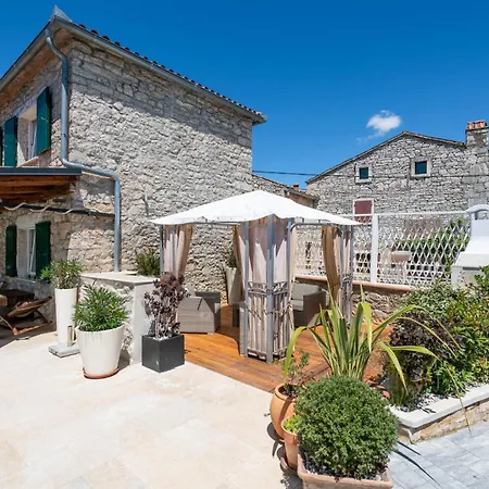 Amazing In Barban With Outdoor Swimming Pool, Wifi&2 Bedrooms Vakantiehuis Juricev Kal